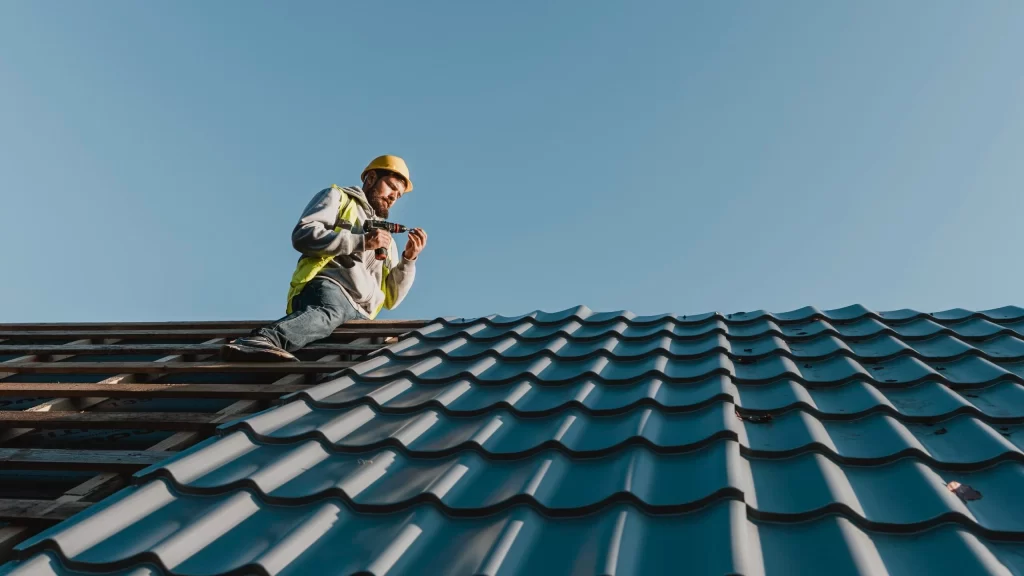 imagem de trabalhadores instalando um telhado metálico sobre uma estrutura metálica